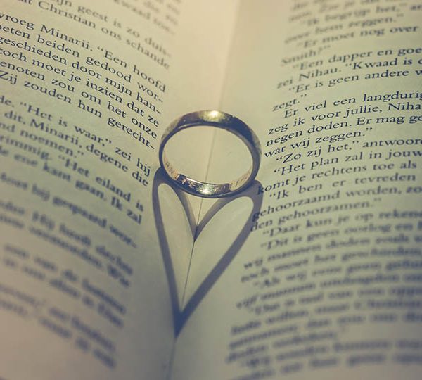 4 super creative ways to give a ring to someone